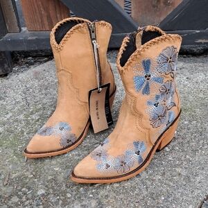 LIBERTY Black Tan Floral Embroidered Western Heeled Boots